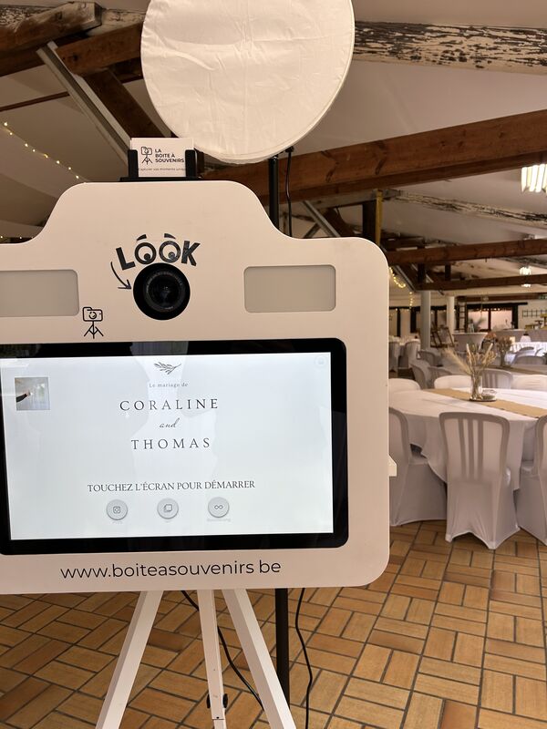 Photobooth personnalisé au nom des mariés lors d'une réception à Namur