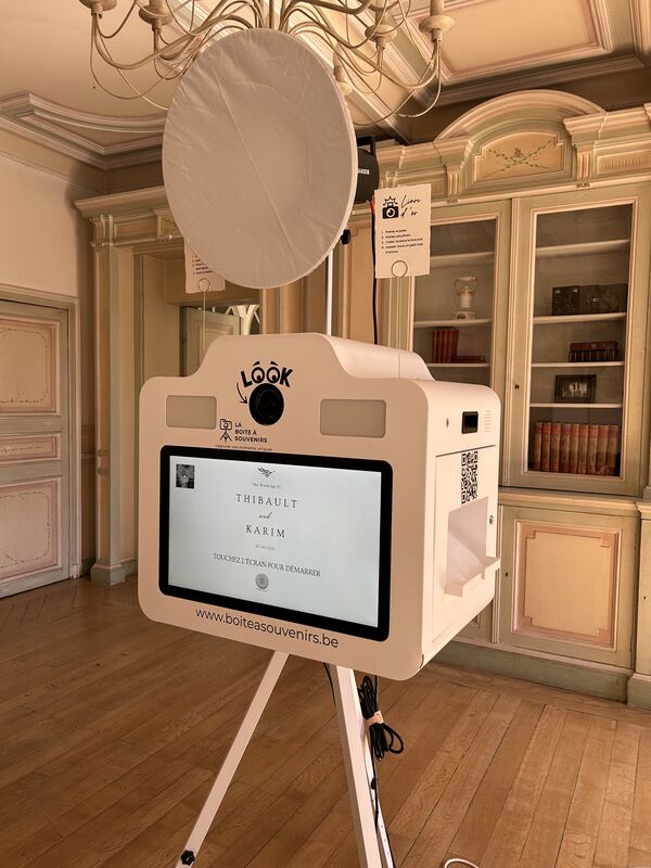 Borne photo dans une salle de réception élégante à Namur